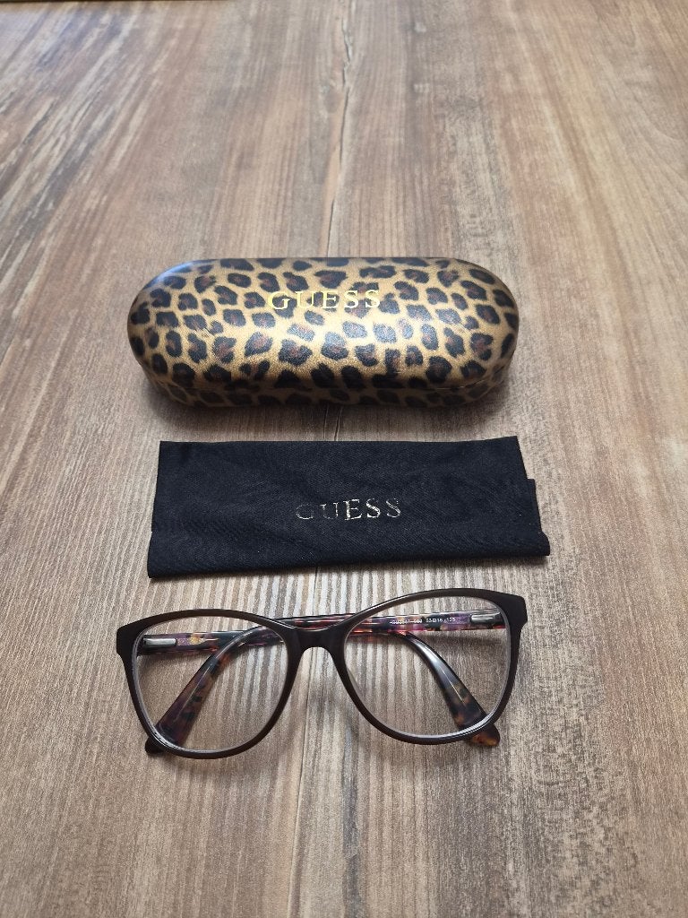 Lunettes Guess avec son étui comme neuve, Bijoux, Sacs & Beauté, Autres marques, Comme neuf, Brun, Enlèvement