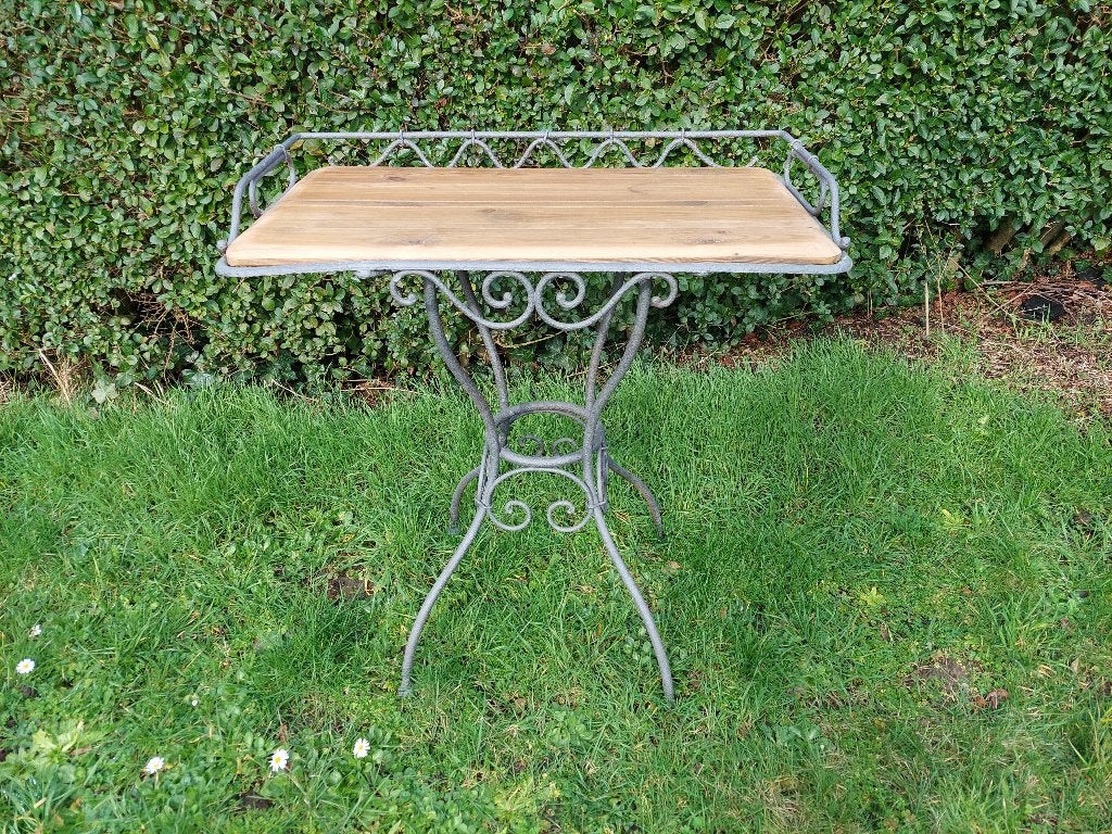 belle table murale, Enlèvement