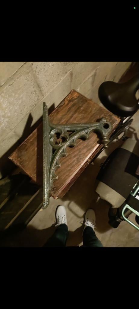 Oude antieke haken, Enlèvement