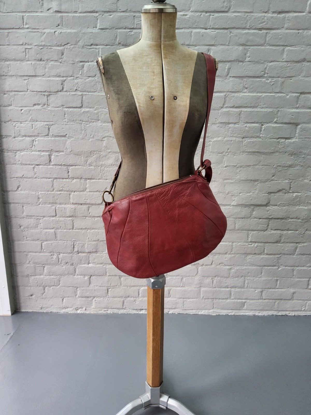 Bordeauxkleurige lederen handtas El Naturalista - défaut, Handtassen en Accessoires, Ophalen of Verzenden, Gebruikt, Rood, Handtas