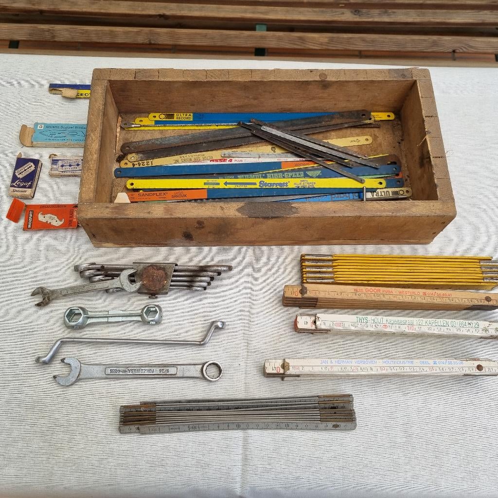 Divers materiaal: sleutels - meters - zaagblaadjes - mesjes, Ophalen of Verzenden, Gebruikt