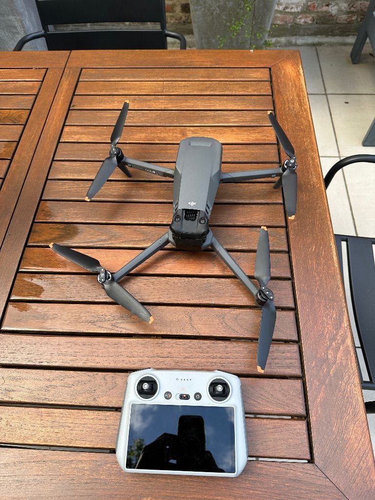 DJI Mavic 3 + DJI RC + contrôleur sup.+filtres+étui rigide, Drone avec caméra, 250 à 900 g, Qualité supérieure, 5 à 10 km