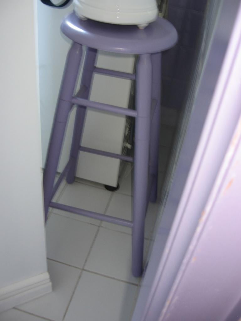 Tabouret de bar en bois peint lilas, Maison & Meubles, Tabourets de bar, 1 tabouret, Comme neuf, Enlèvement, Bois