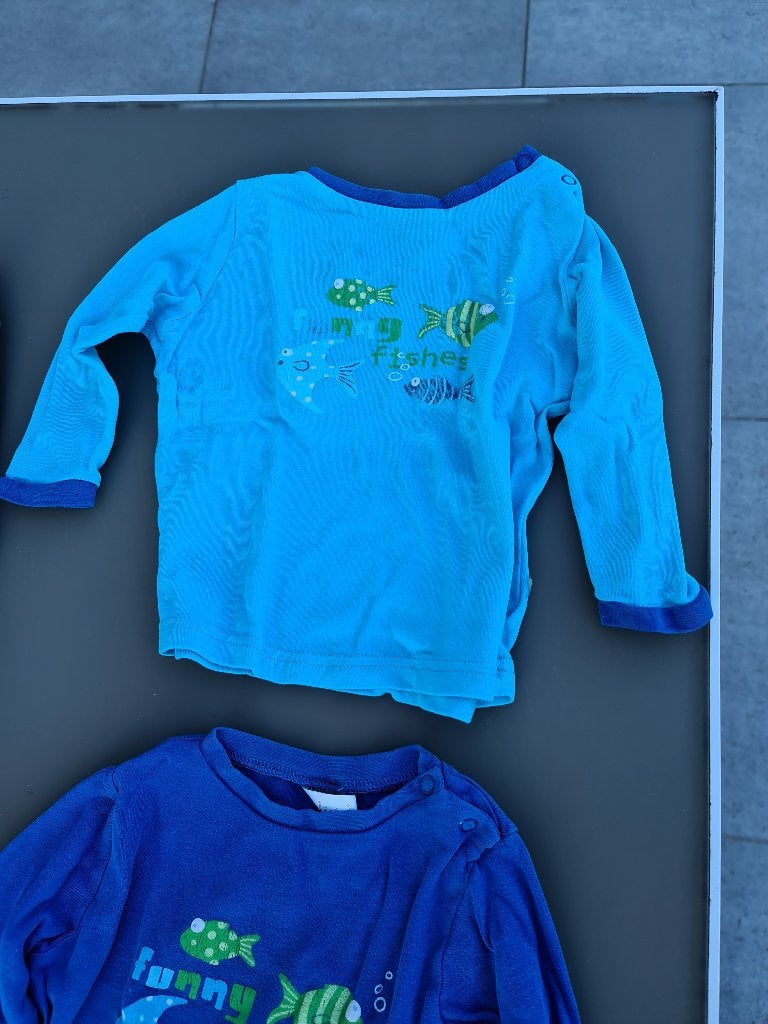 licht blauwe t-shirt met vissen 74-80/9-12m, Enfants & Bébés, Vêtements de bébé | Taille 74, Enlèvement, Comme neuf