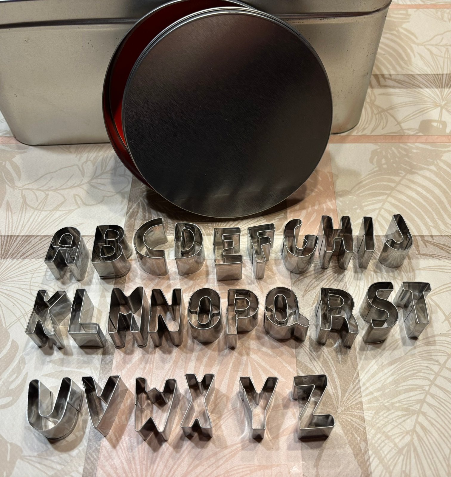 26 emporte-pièces alphabétiques/lettres avec boîte., Enlèvement ou Envoi, Comme neuf, Gâteaux, Tartes ou cupcakes, Forme de service