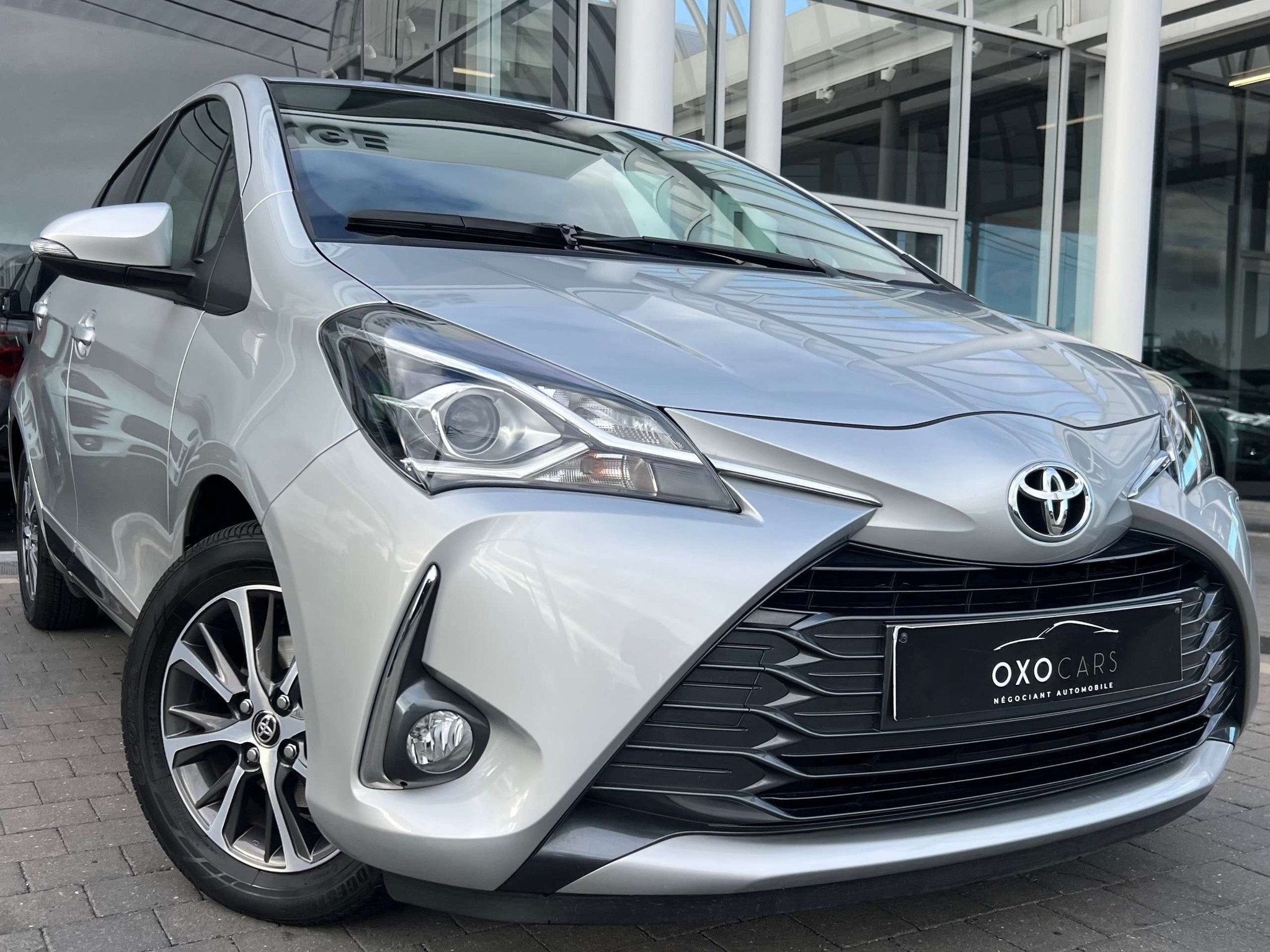 Toyota Yaris 1.5i VVT-I Y20 "20TH Anniversaire" 111CV / Gps, Autos, Argent ou Gris, Achat, Entreprise, 5 portes
