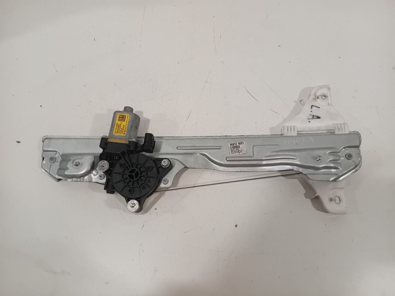 Raammechaniek elektrisch links achter Hyundai Kona, Onderdelen@venauto.nl, Van der Ven Autorecycling B.V., Ettenseweg 76, 4706 PB Roosendaal, The Netherlands