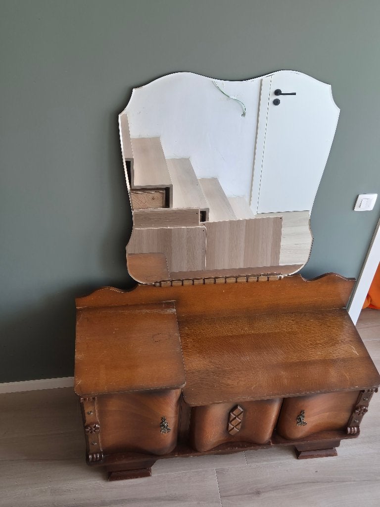 Commode avec miroir, Enlèvement