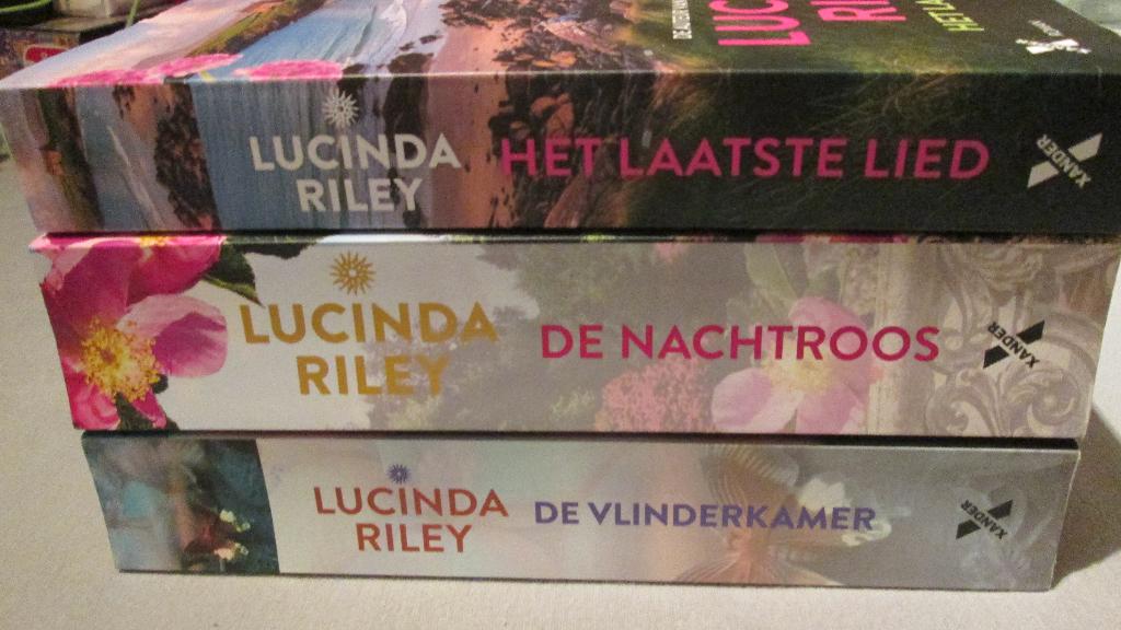 Lucinda Riley: Het laaste lied + Vlinderkamer + De nachtroos, Boeken, Romans, Ophalen, Zo goed als nieuw, Lucinda Riley