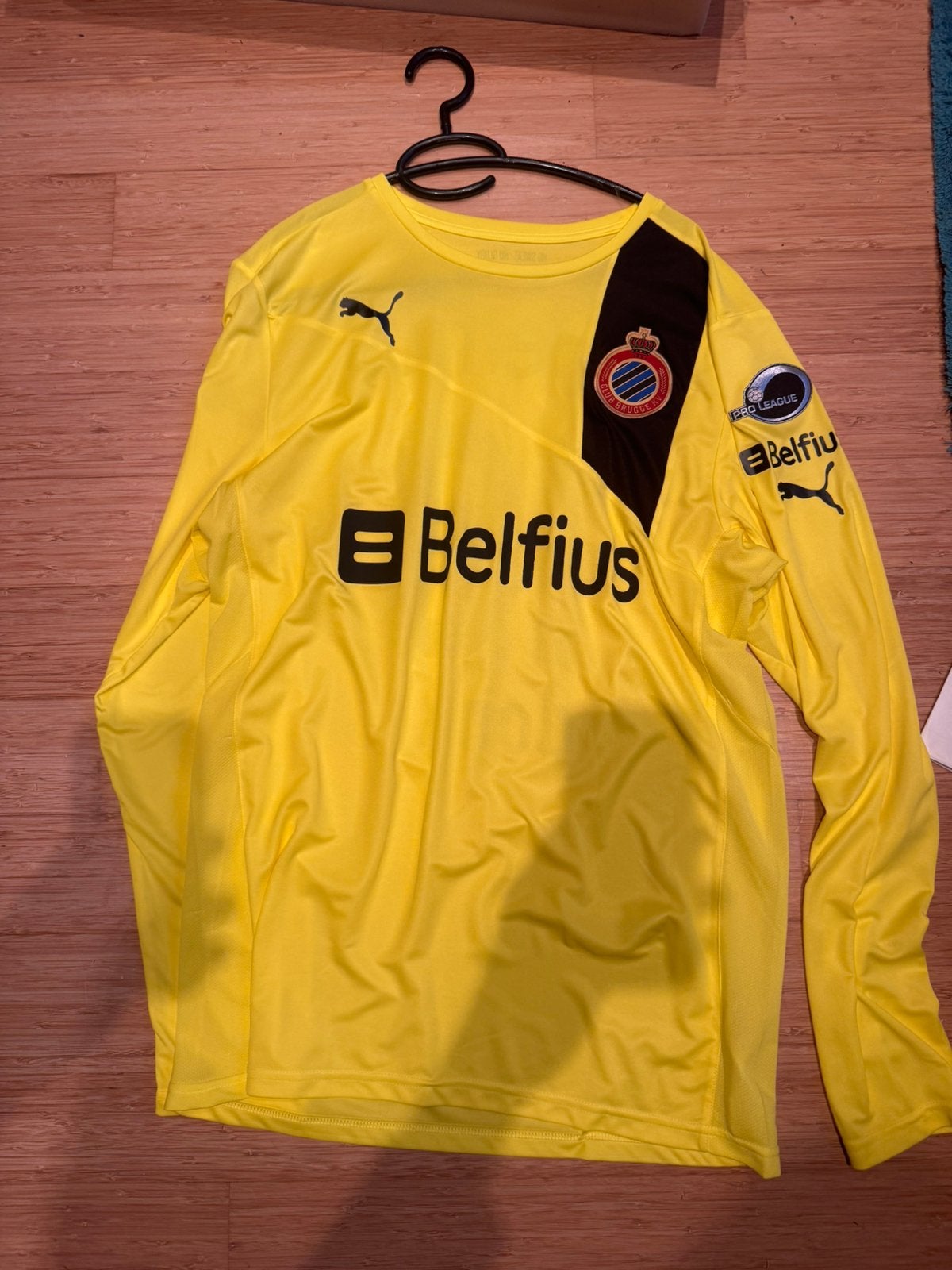 Maillot porté/préparé pour le match Donk Club Brugge, Enlèvement ou Envoi, Utilisé, Maillot