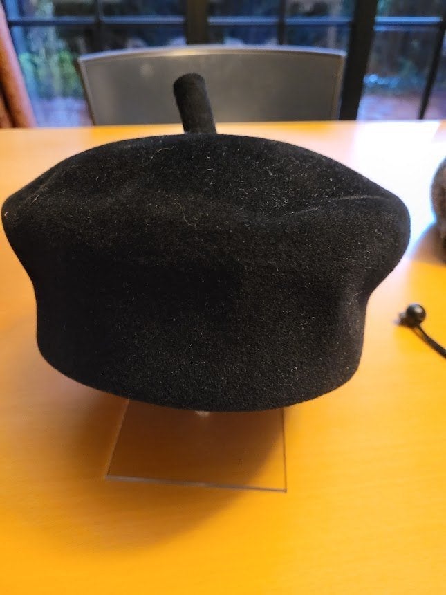 chapeau noir, 55 cm (S, 6⅞ pouces) ou moins, Enlèvement ou Envoi, Biss art, Chapeau