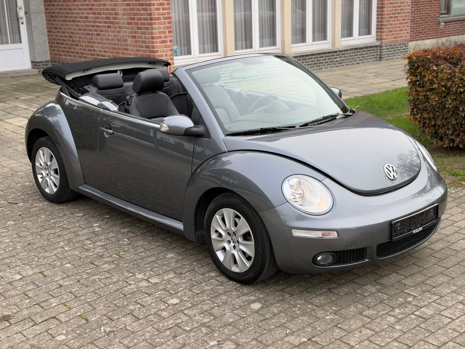 VOLKSWAGEN NEW BEETLE / CABRIO! /AUTOMAAT! / 28.000KM!!!, Auto's, Verwarmde buitenspiegels, Cabriolet, Leder, Particulier