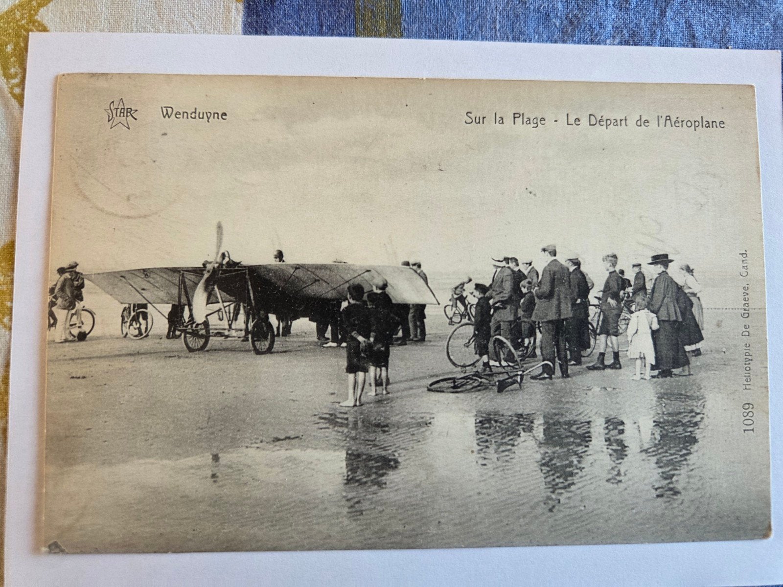 Postkaart: Sur la plage- Le départ de l' aéroplane. Wenduyne, Ophalen of Verzenden, Gebruikt, Kaart, Foto of Prent