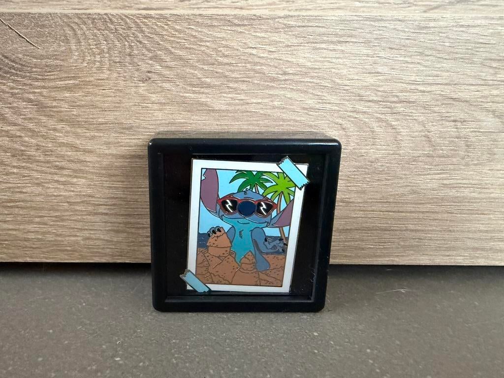 Disney Stitch pin strand zonnebril met display box, Enlèvement, Comme neuf, Marque, Insigne ou Pin's