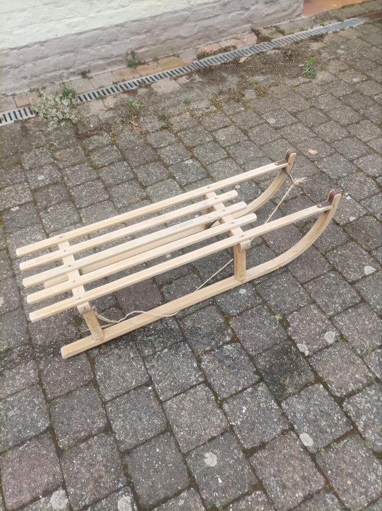 Houten slee, Enlèvement