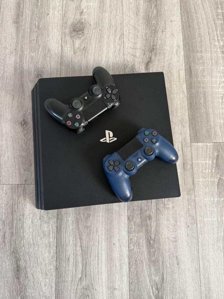 Ps4 Pro 1TB met 2 controllers en 4 games, Games en Spelcomputers, Spelcomputers | Sony PlayStation 4, Ophalen, Zo goed als nieuw
