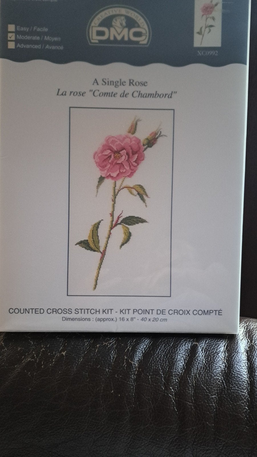 DMC kruissteekpakket La rose comte de Chambord XC0992, Hobby en Vrije tijd, Ophalen of Verzenden, Nieuw, Handborduren, Borduurpakket