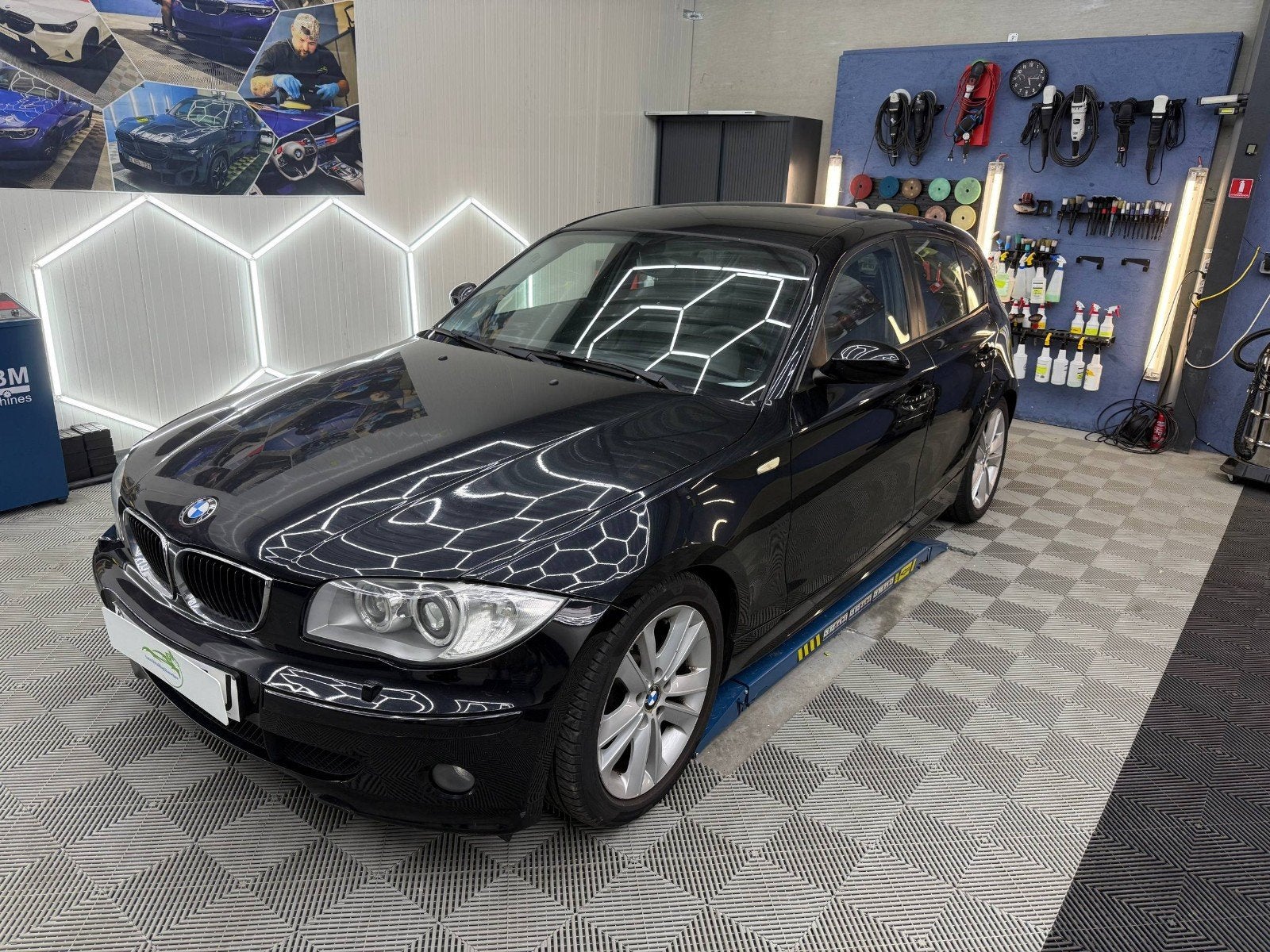 BMW 118i 2.0 BENZINE | GEKEURD | AIRCO |TOPSTAAT!, Auto's, Zwart, Zwart, Leder, Handgeschakeld