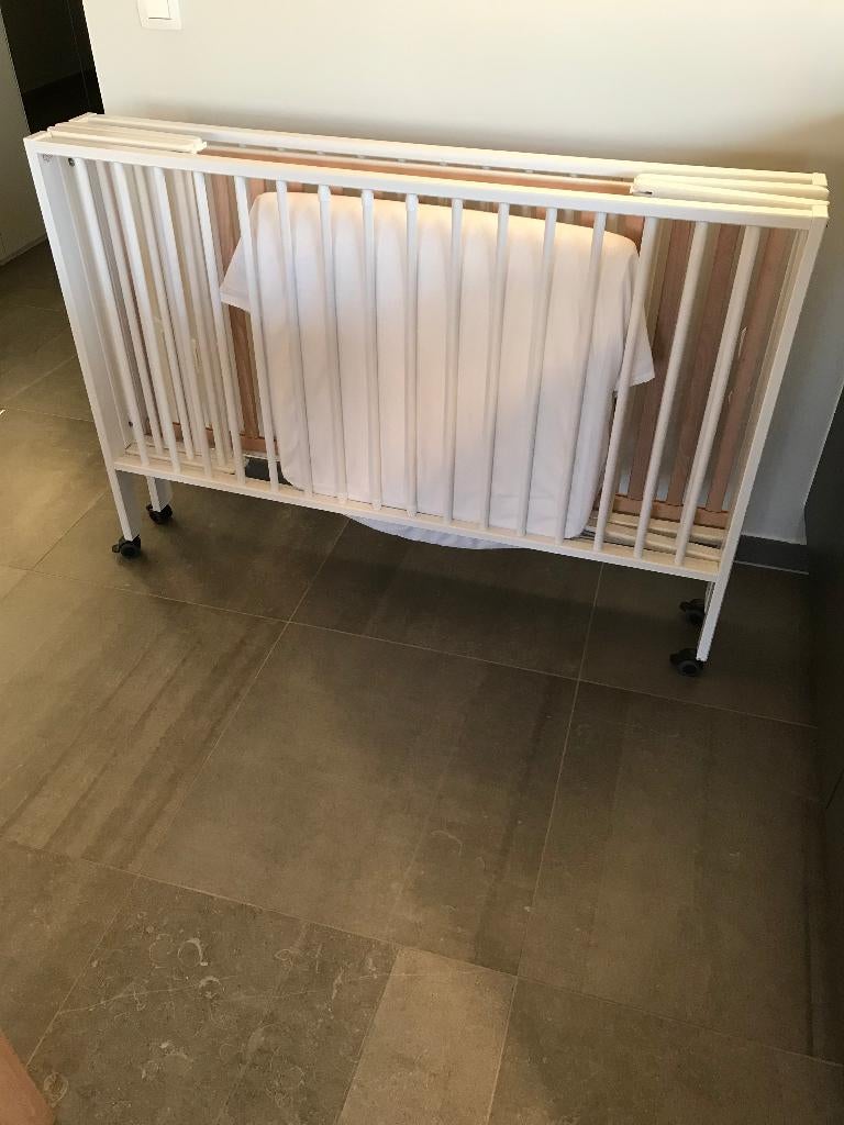 Baby bed hout opvouwbaar + gratis toebehoren, Ophalen, Zo goed als nieuw, Minder dan 140 cm, Matras