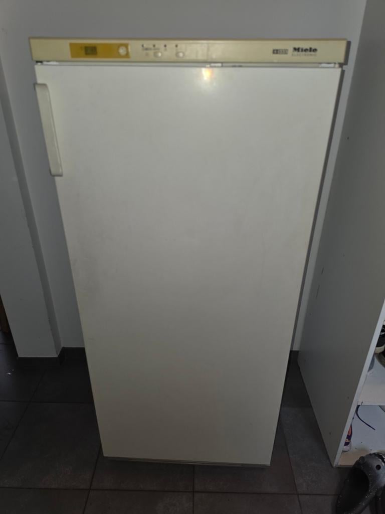 Miele diepvriezer / vrieskast - werkt perfect -, Elektronische apparatuur, Vriezers en Diepvrieskisten, Zo goed als nieuw, Vrijstaand