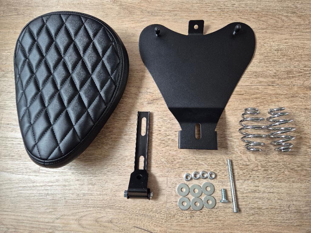 Zadel voor Bobber, Chopper, Custom solo mono zitje gevoerd, Motoren, Onderdelen | Harley-Davidson, Nieuw, Ophalen of Verzenden