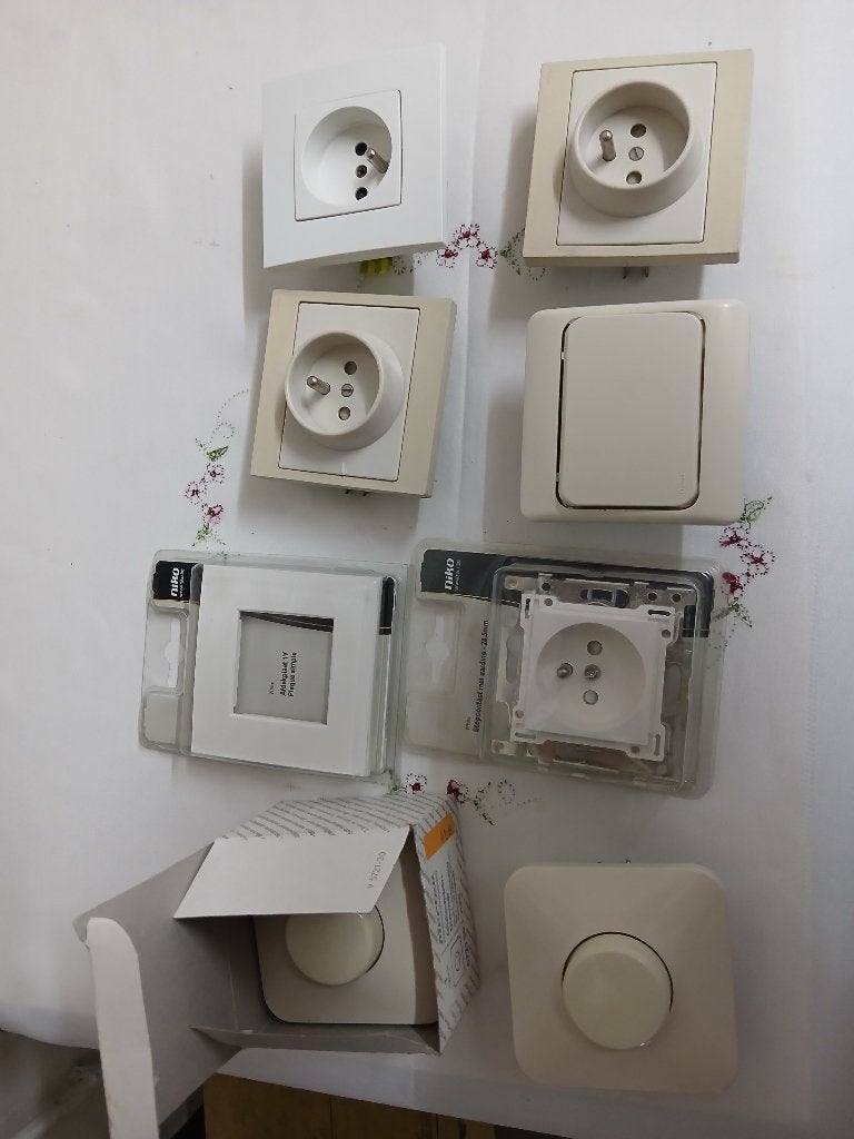 prises,interrupteurs et variateurs electriques, Enlèvement, Comme neuf