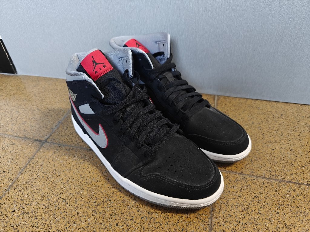 Nike Jordan 1 Mid Black Particle Grey Gym Red (GS) (maat 45), Kleding | Heren, Schoenen, Ophalen, Zwart, Nike, Nieuw