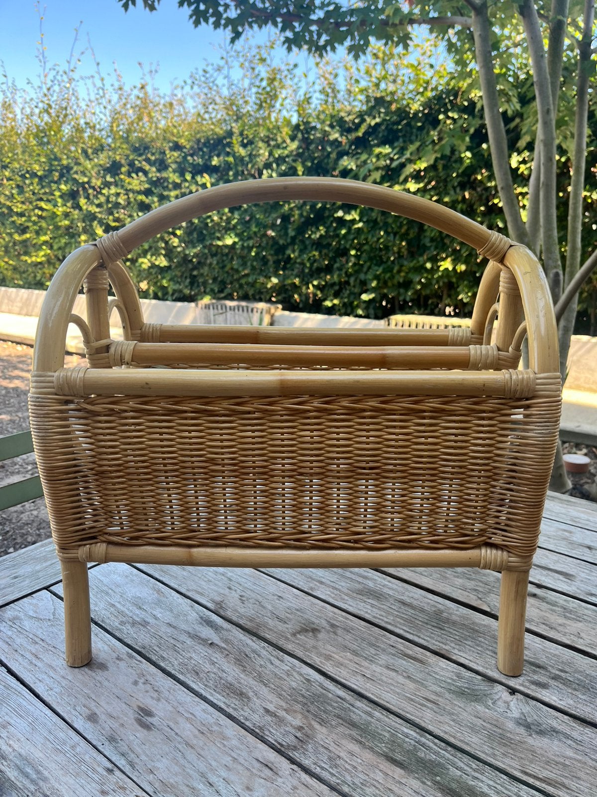 Rotan kranten/tijdschriftenrekje - perfecte staat, Huis en Inrichting, Woonaccessoires | Krantenbakken en Lectuurbakken, Ophalen