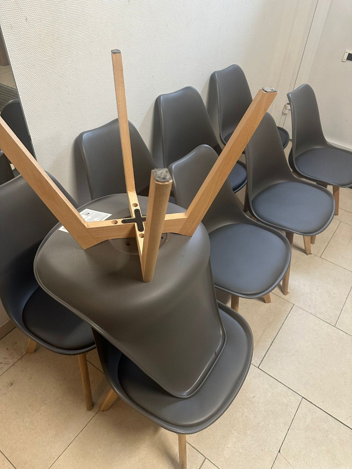 10 grijze stoelen, Enlèvement