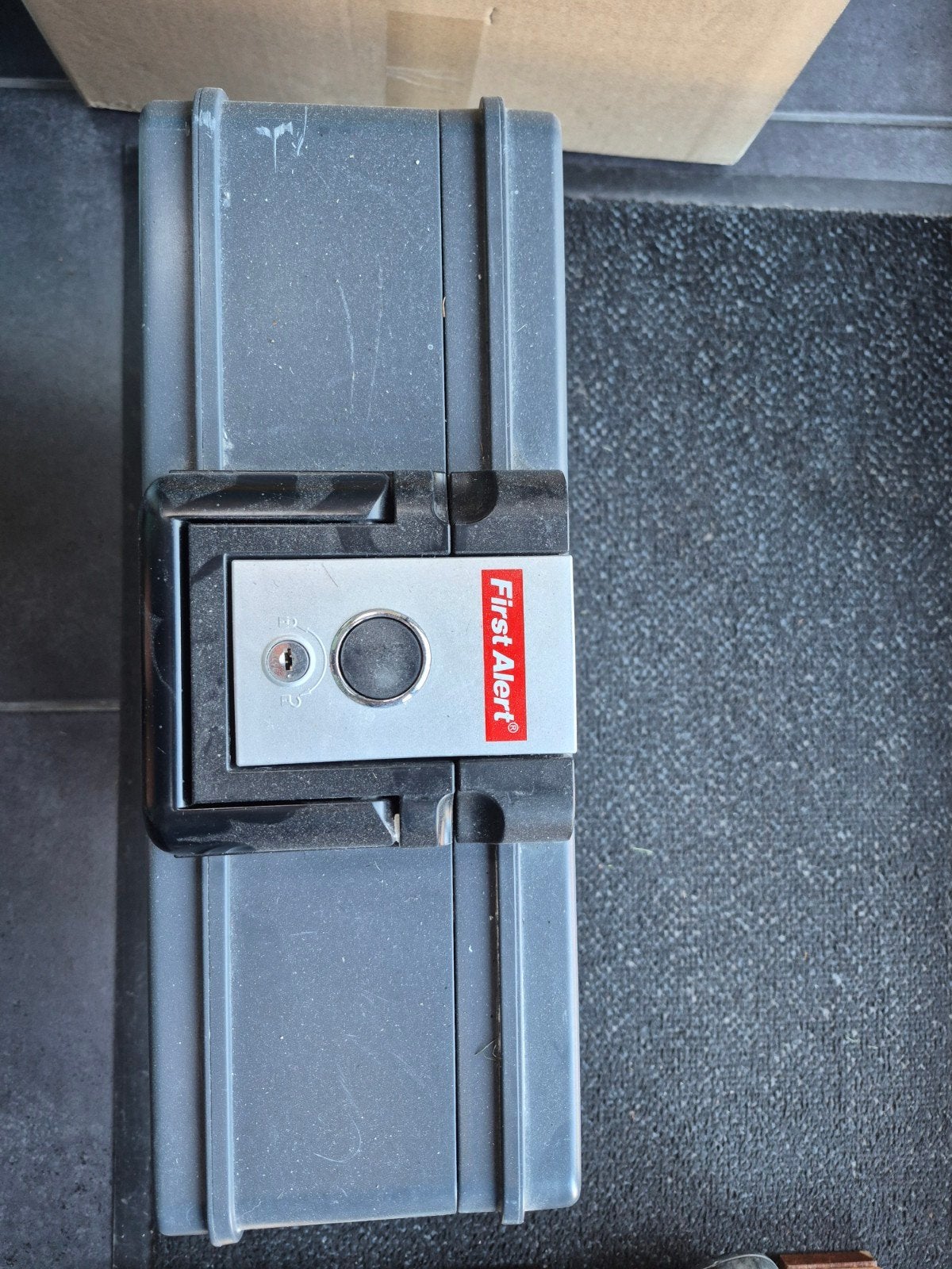Brandvrije lipo koffer  met slot, Ophalen, Zo goed als nieuw