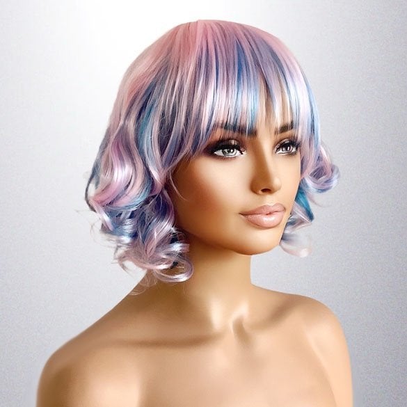 Carnaval pruik kort krulletjes haar roze blauw met pony, Ophalen of Verzenden, Nieuw