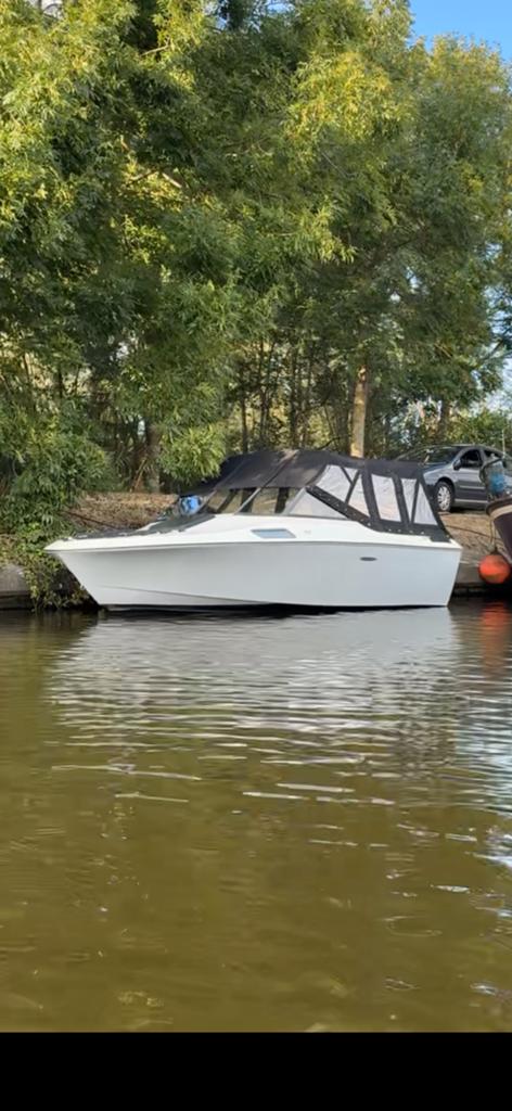 Boot met trailer, Watersport en Boten, Motorboten en Motorjachten, Ophalen, Zo goed als nieuw, Trailer