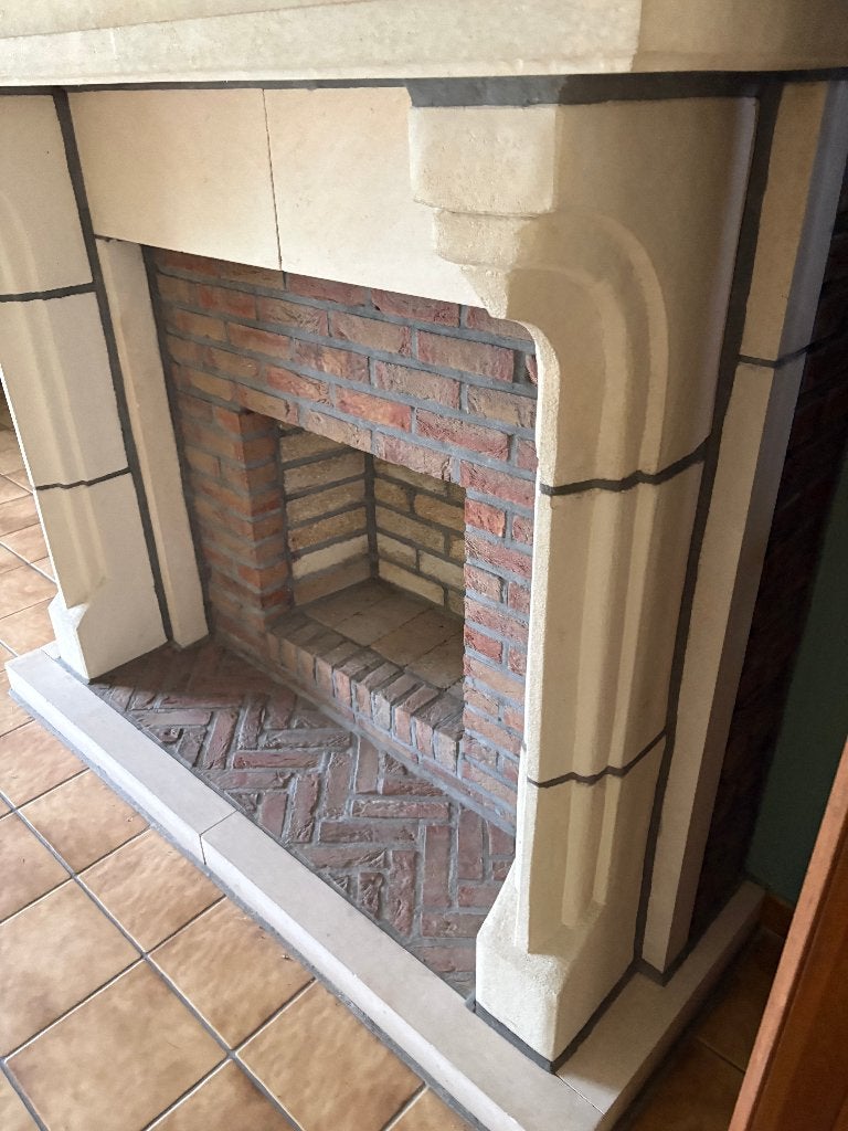 Schouw in witte kalksteen, Ophalen, Zo goed als nieuw, Inbouwhaard