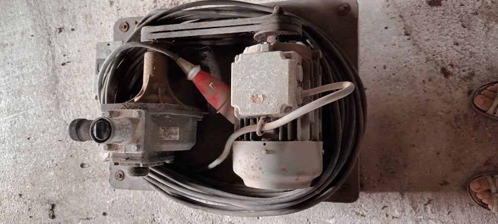 Pompe à eau triphasée, Bricolage & Construction, Électricité & Câbles, Enlèvement