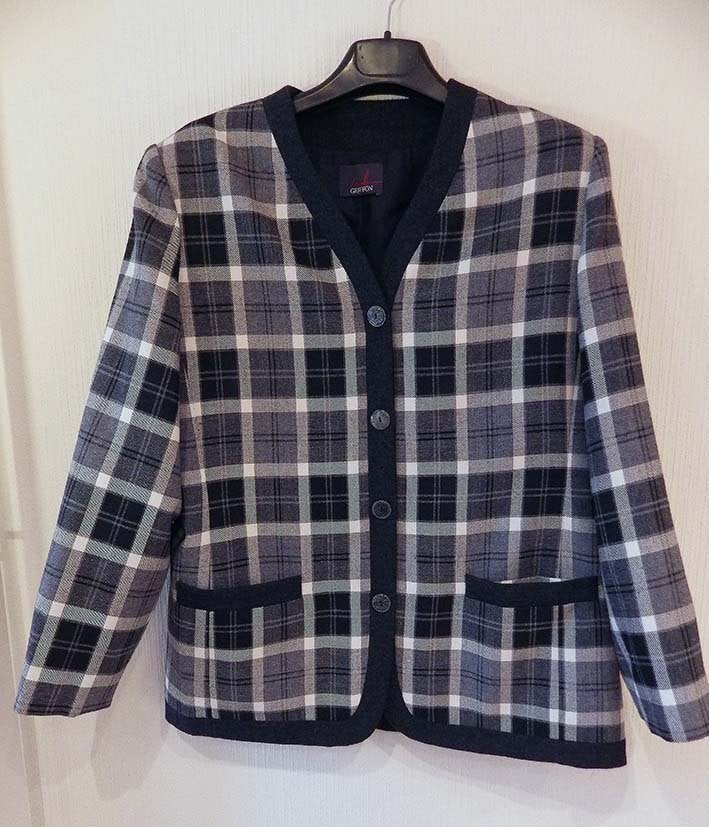 Modieuze Korte Damescardigan: M.46, Kleding | Dames, Ophalen, Zo goed als nieuw, Maat 46/48 (XL) of groter, Grijs