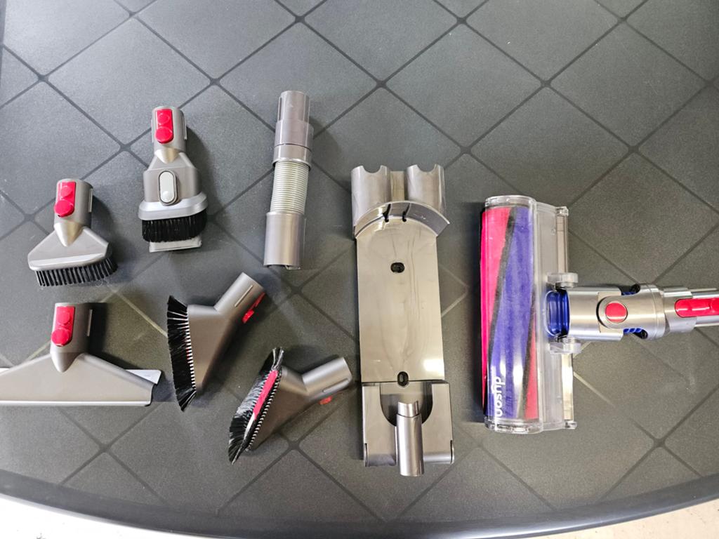 Kit accessoires aspirateur dyson V8, Enlèvement, Comme neuf, Dyson