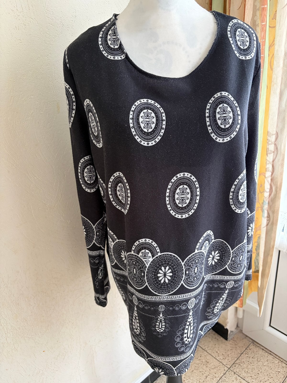 Tunique / T-shirt long noir imprimé ethnique – Taille L/XL, Vêtements | Femmes, Enlèvement ou Envoi, Comme neuf, Noir
