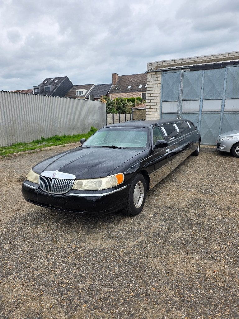 Lincoln town car 4.6cc limousine, Auto's, Automaat, Achterwielaandrijving, Town Car, Zwart