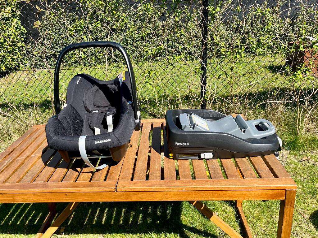 Maxicosi CabrioFix i-Size met regenhoes en isofix, Ophalen, Autogordel of Isofix, Zo goed als nieuw, Slaapstand