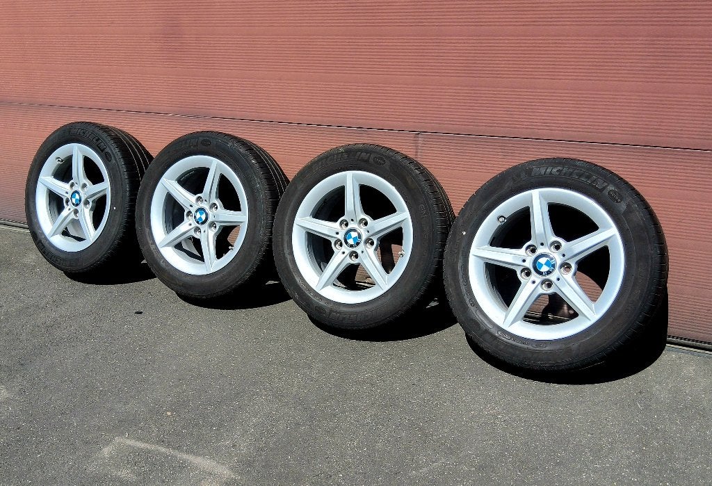 Très belles roues en alliage BMW avec pneus été 205/55-16, Autos : Pièces & Accessoires, Pneus et Jantes, 16 pouces, Pneus été