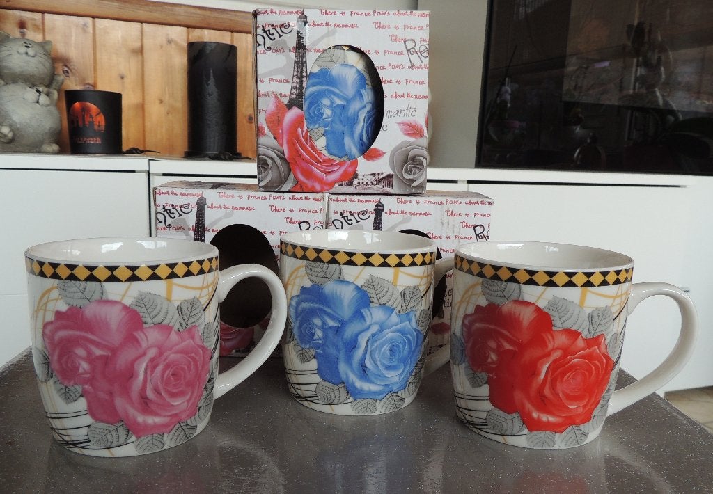 Vaiselle - Lot de 4 tasses neuves - motifs rose, Maison & Meubles, Enlèvement