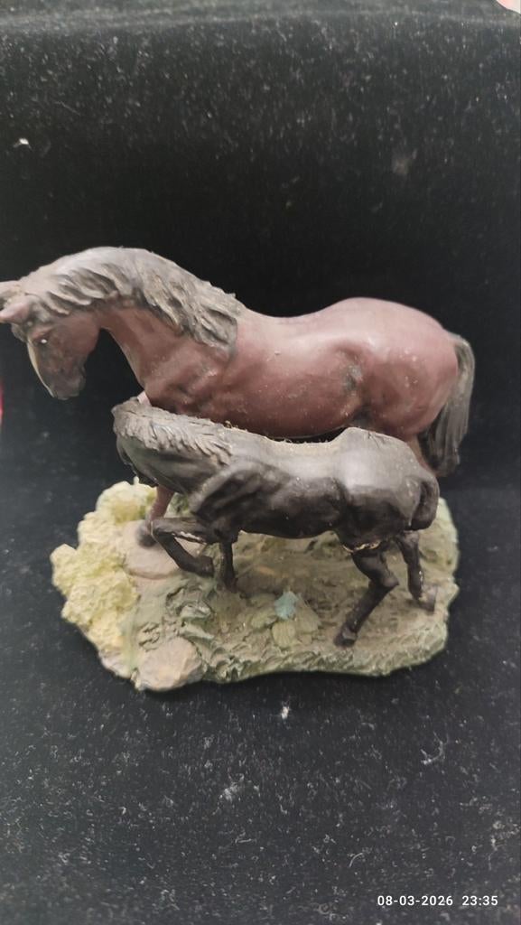 Statue en résine représentant une jument et un poulain, Enlèvement ou Envoi, Comme neuf, Animal