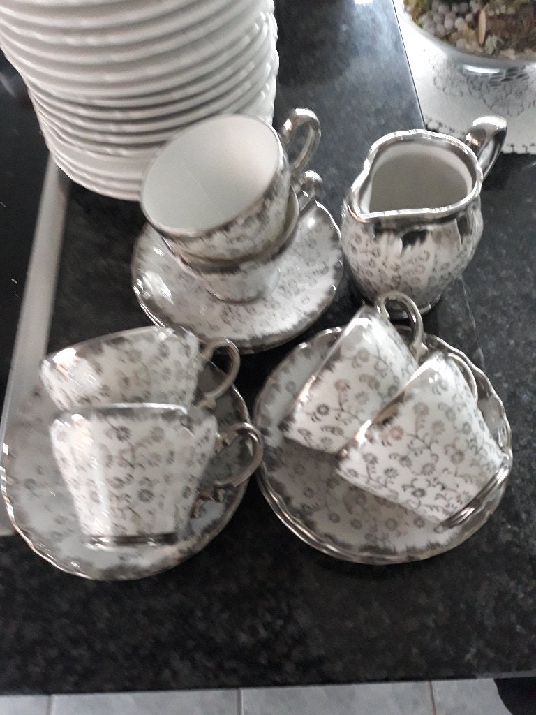 6 mokkatasjes koffietasjes met ondertassen en suikerpotje, Antiquités & Art, Enlèvement ou Envoi