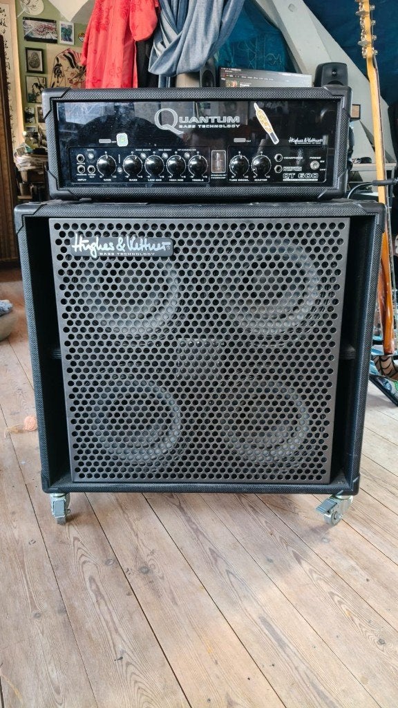 Ampli basse Hughes & Kettner Quantum 600 + Cab 4x10, Musique & Instruments, Enlèvement, Comme neuf, Guitare basse, 100 watts ou plus