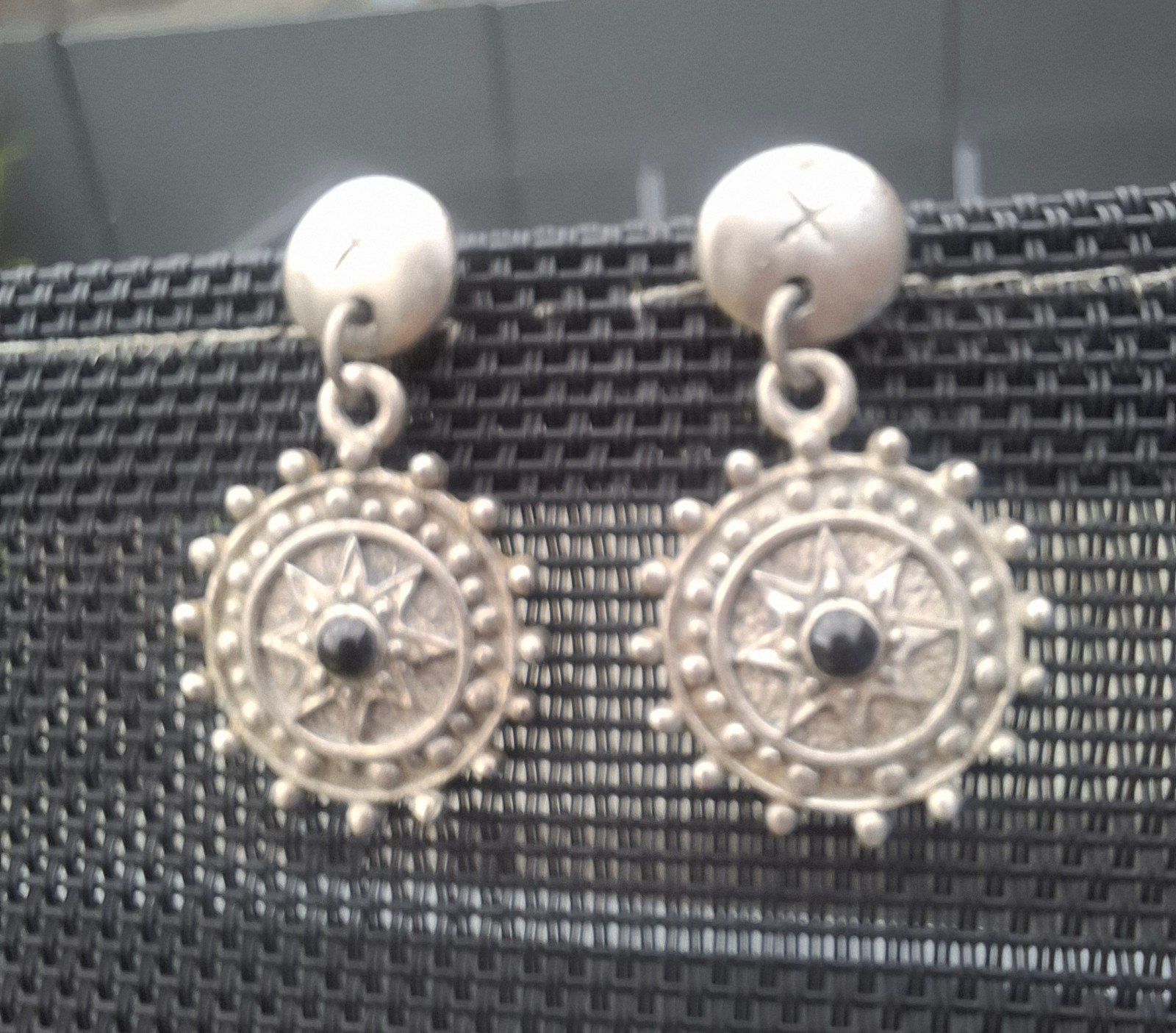 vintage oorbellen in matzilver en zwart, Handtassen en Accessoires, Oorbellen, Zwart, Ophalen of Verzenden, Zilver, Hangers