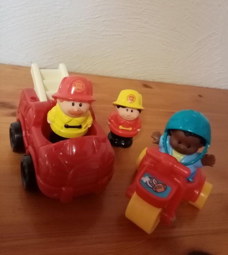 Fisher Price : rescue-team brandweerwagen scooter + 3x pop, Kinderen en Baby's, Ophalen of Verzenden, Zo goed als nieuw, Auto of Voertuig