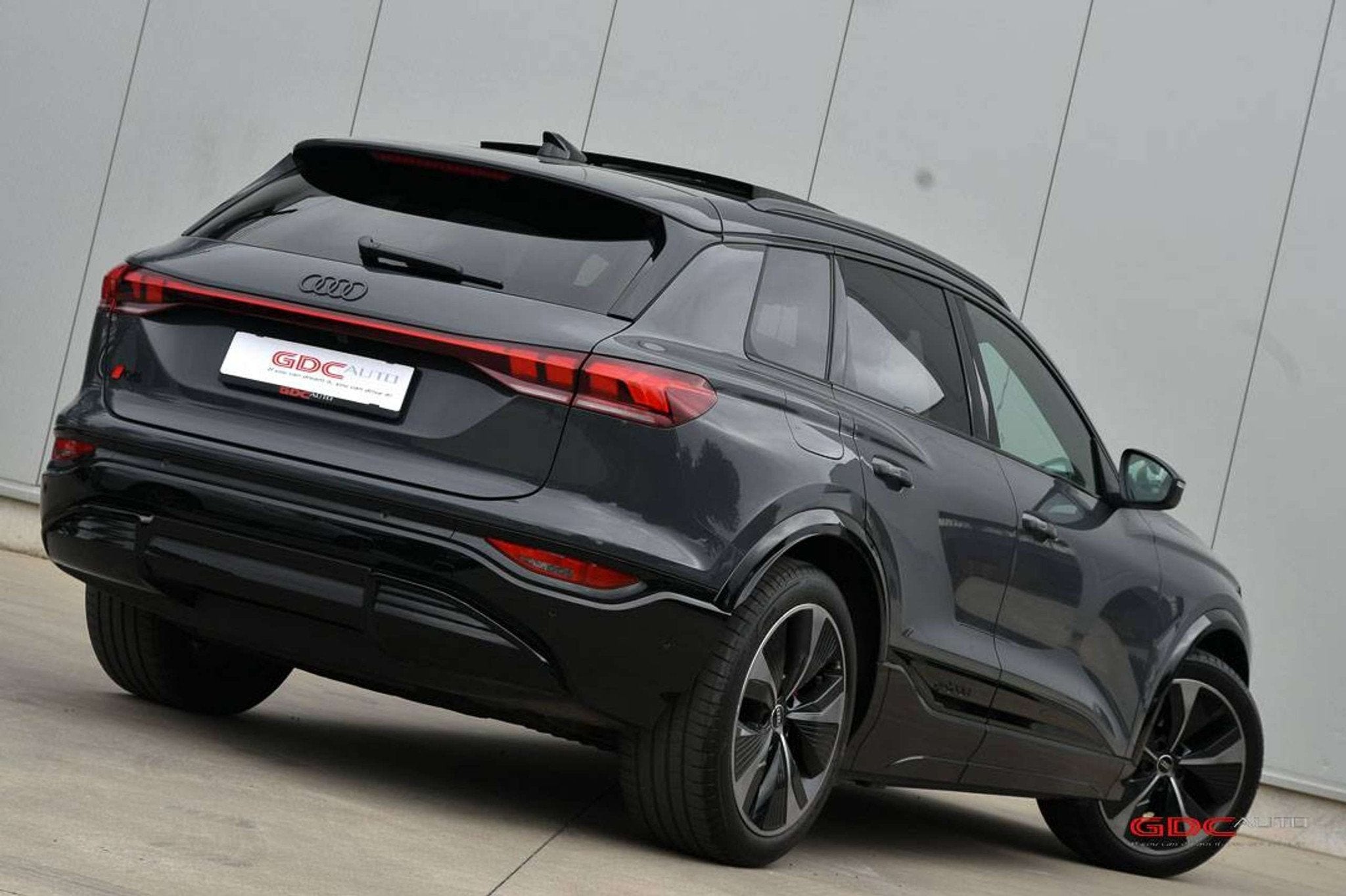 Audi Q6 e-tron Q6 e-Tron Quattro Edition one grey l Pano l L, Automaat, Adaptive Cruise Control, Gebruikt, Zwart