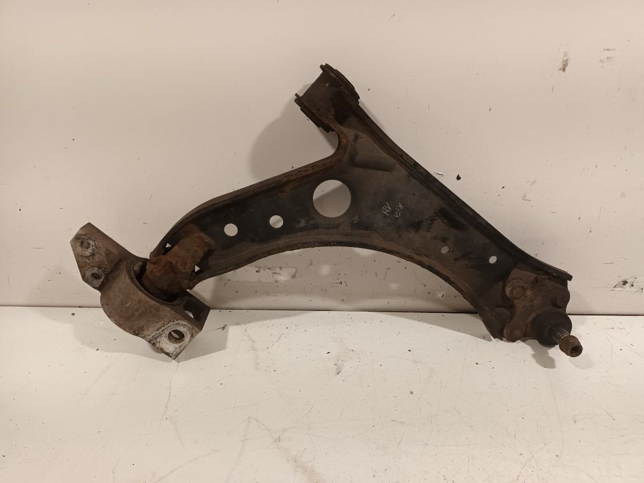 Draagarm rechts voor Volkswagen Jetta, Onderdelen@venauto.nl, Van der Ven Autorecycling B.V., Ettenseweg 76, 4706 PB Roosendaal, The Netherlands