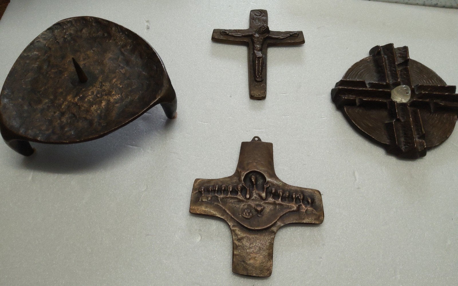1 BRONSEN KAARSSTAANDER EN 3 BRONSEN KRUISENBEELDEN., Enlèvement