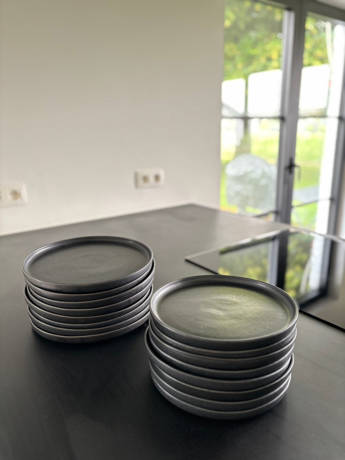 Lot assiettes grès noir (H&M Home), Huis en Inrichting, Keuken | Servies, Ophalen, Keramiek, Zo goed als nieuw, Bord(en)